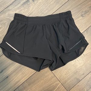 These are the lululemon hotty hot 2.5 low rise. The color is black